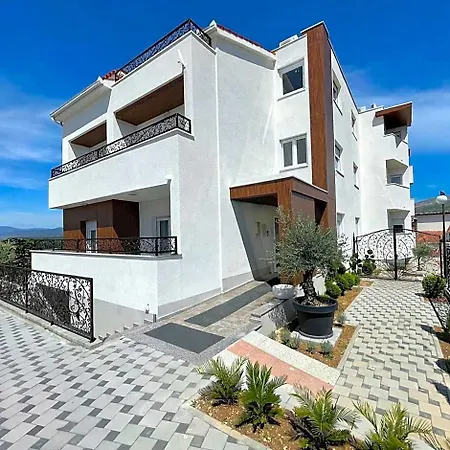 Lo͝or Luxury Retreat Готель Спліт