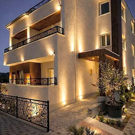 Lo͝or Luxury Retreat Готель 4*