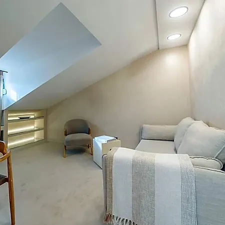 Lo͝or Luxury Retreat Готель Спліт