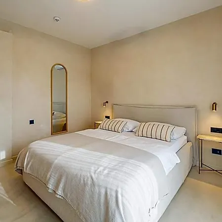 Lo͝or Luxury Retreat Готель 4*